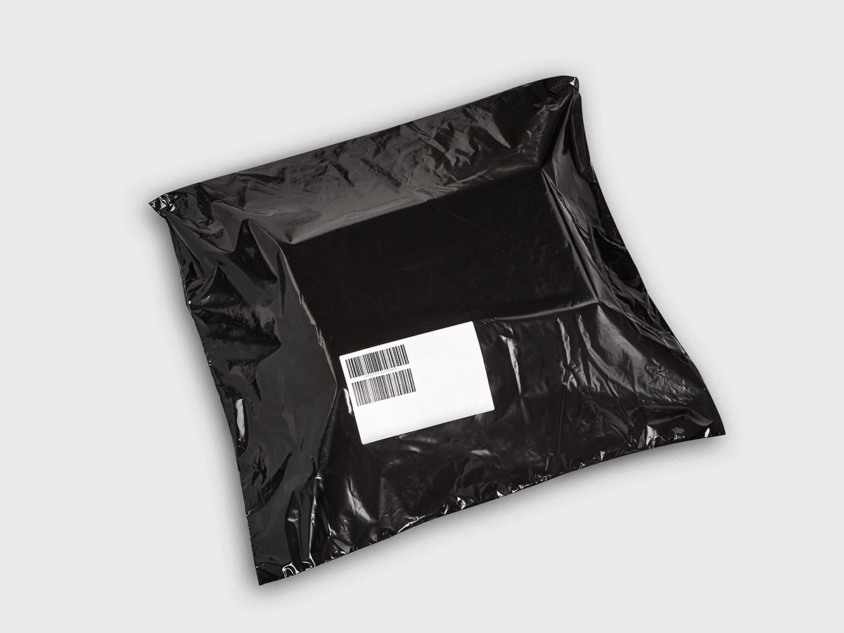 Schwarze Versandverpackung aus Folie für verschiedene Produkte