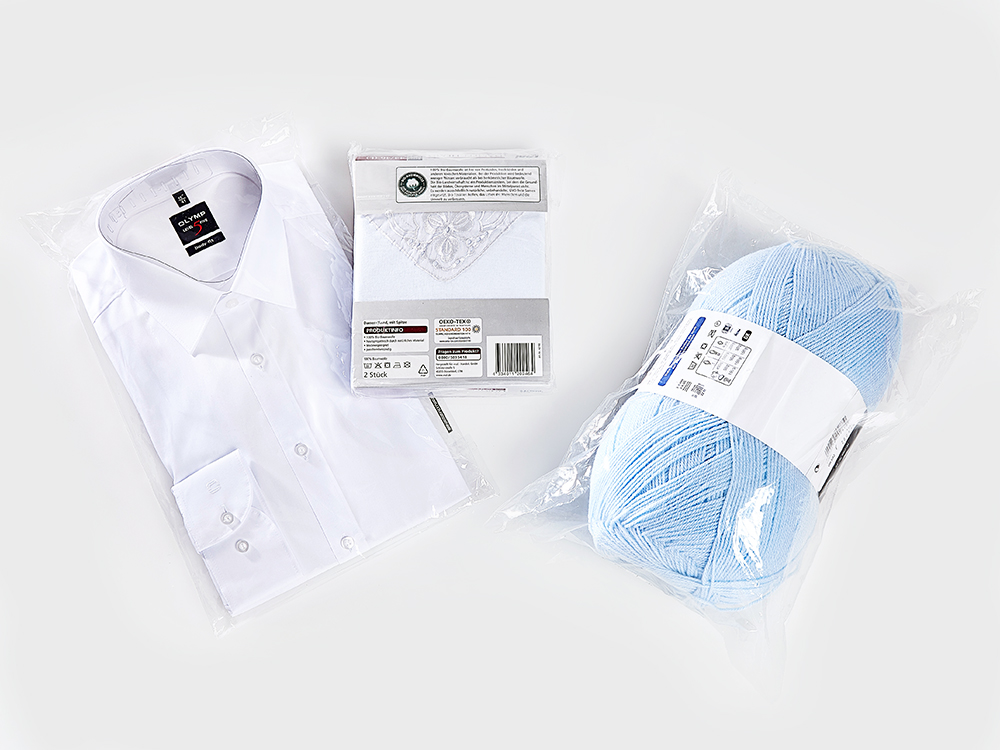 Unterschiedliche Textilwaren in transparenter Folienverpackung