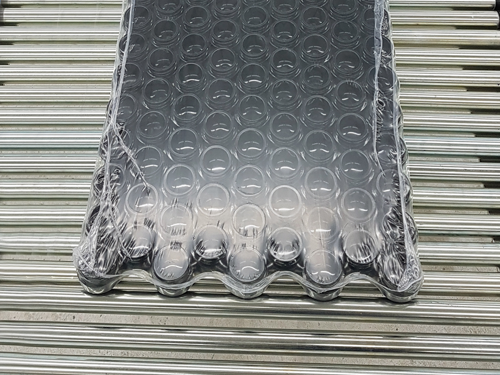 Glasflaschen im Gebinde in Folienverpackung für sauberen und sicheren Transport