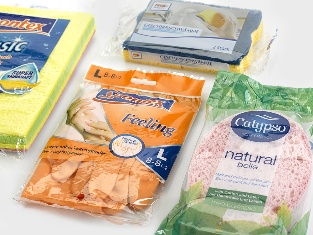 Einzelne und gruppierte Putzutensilien in bedruckter Folienverpackung
