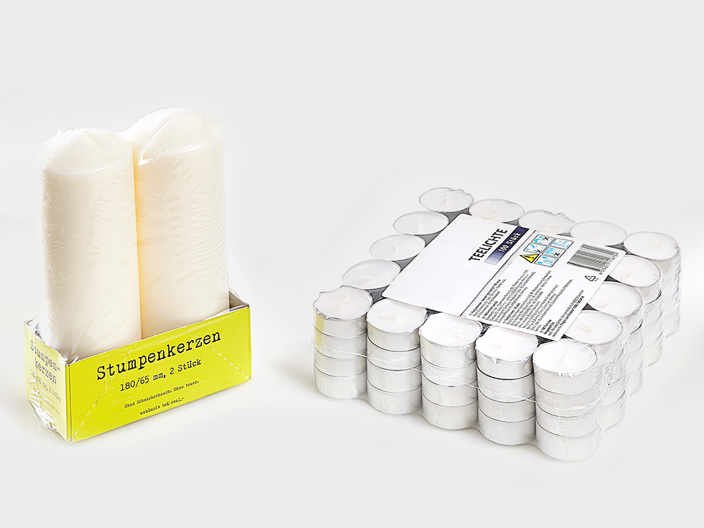 Zwei Kerzen im Gebinde und Teelichter gruppiert in Folienverpackung
