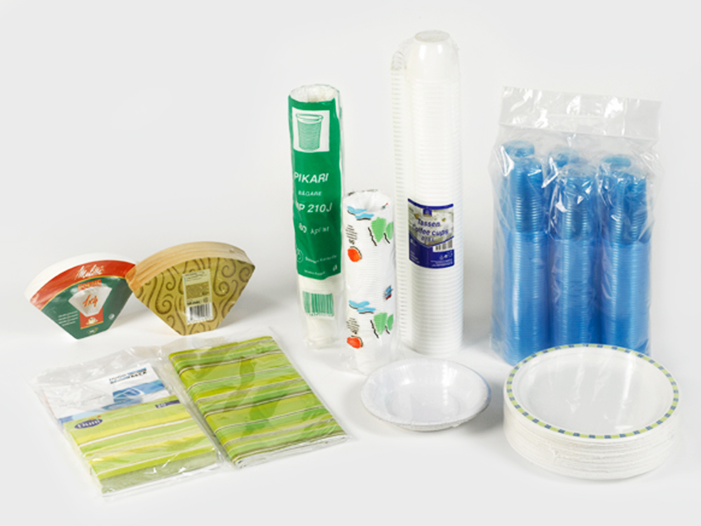 Verschiedene Haushaltswaren in transparenter Folienverpackung