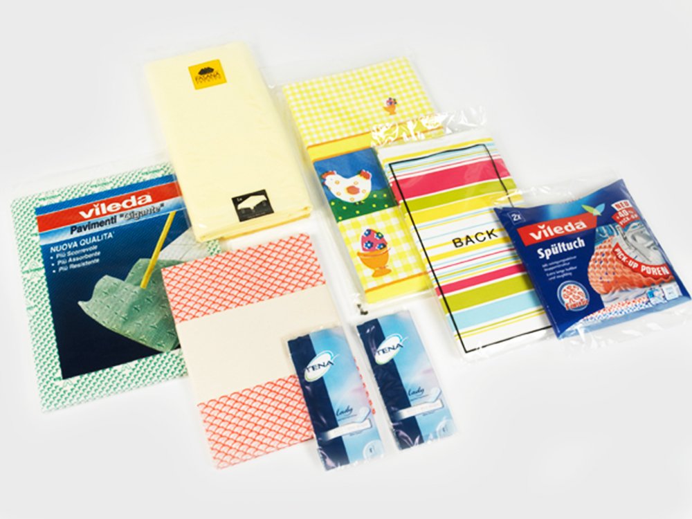 Putztücher und Tischdecken in enger, bedruckter Folienverpackung