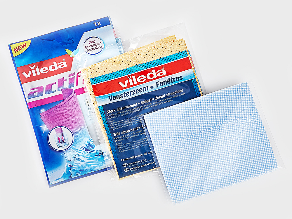Putztücher in enger, bedruckter Folienverpackung
