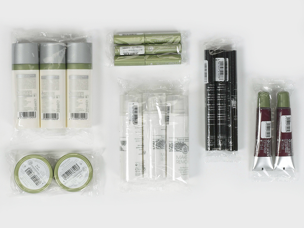 Gruppierte Kosmetikprodukte in transparenter Folienverpackung