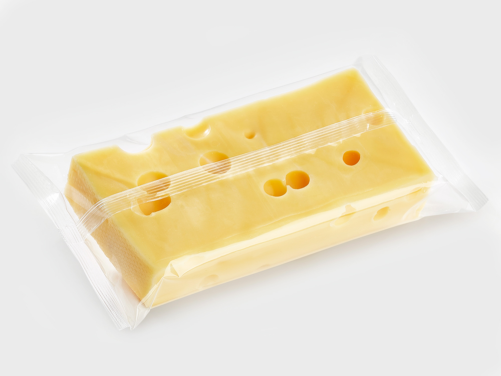 Blockkäse in transparenter Flowpack-Folienverpackung