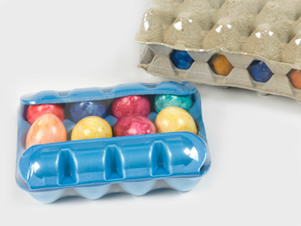 Bunte Eier im Karton in Schrumpfverpackung aus Folie