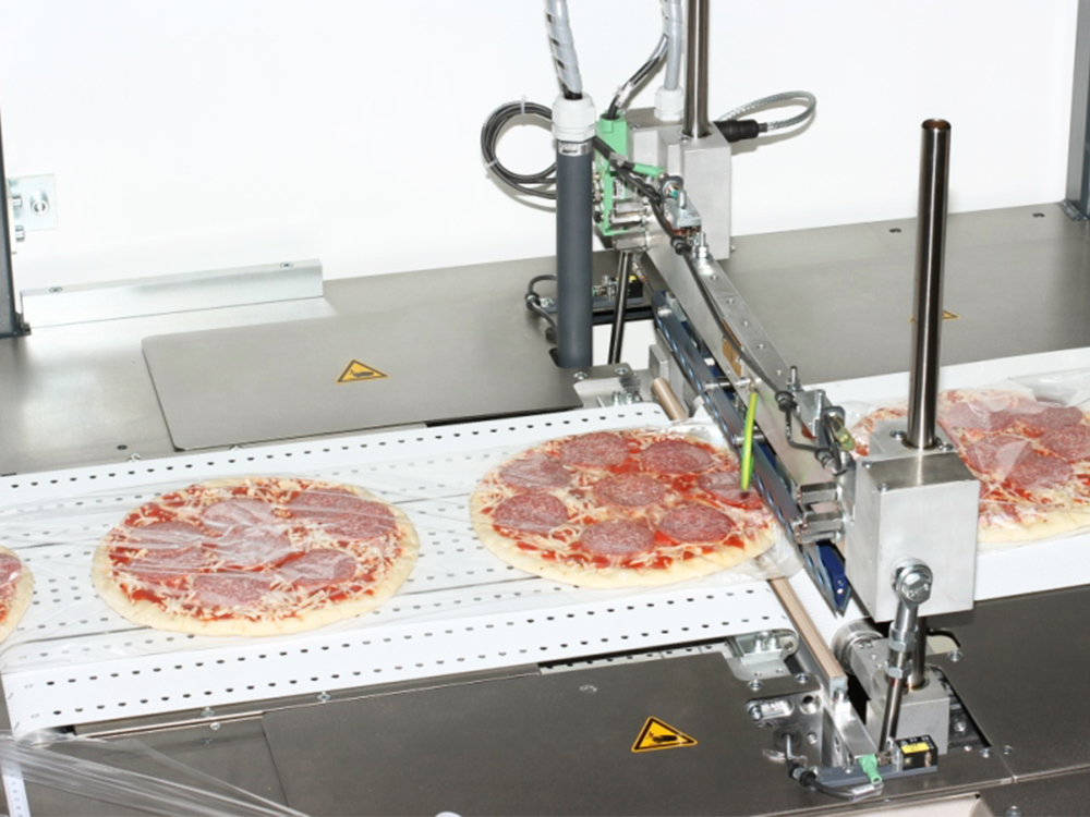 Pizza auf Saugband eng verpackt in Folie