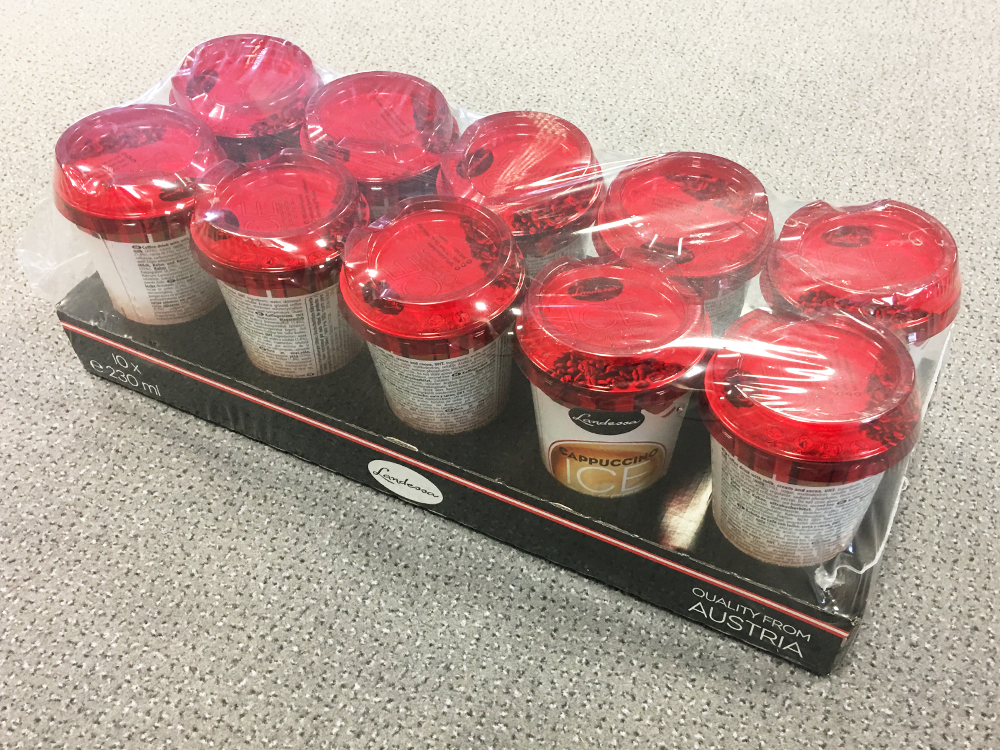 Transportverpackung aus Folie von Milchgetränken im Becher
