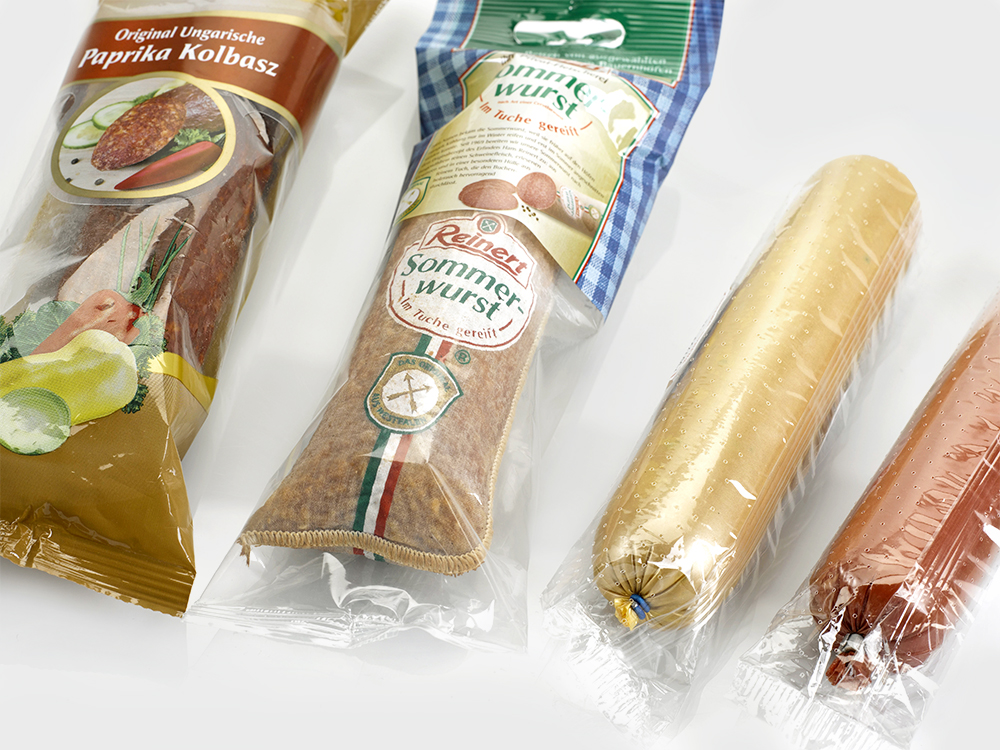 Verschiedene Wurstsorten verpackt in bedruckter und unbedrucker Folie