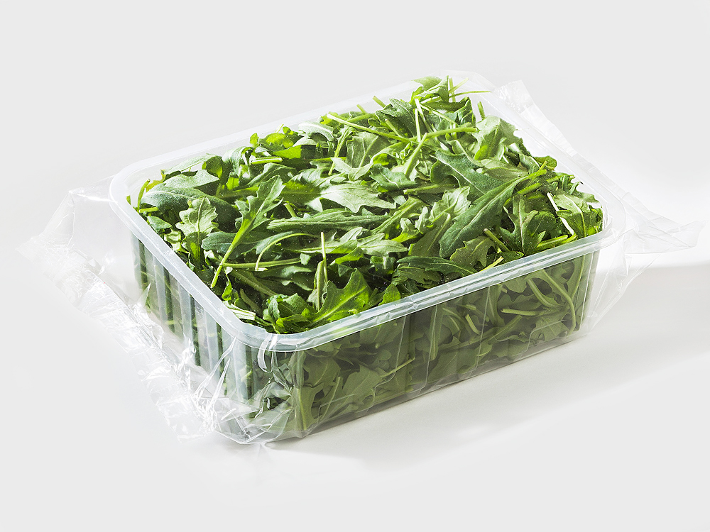 Rucola im Tray, verpackt in transparenter Flowpack-Folienverpackung