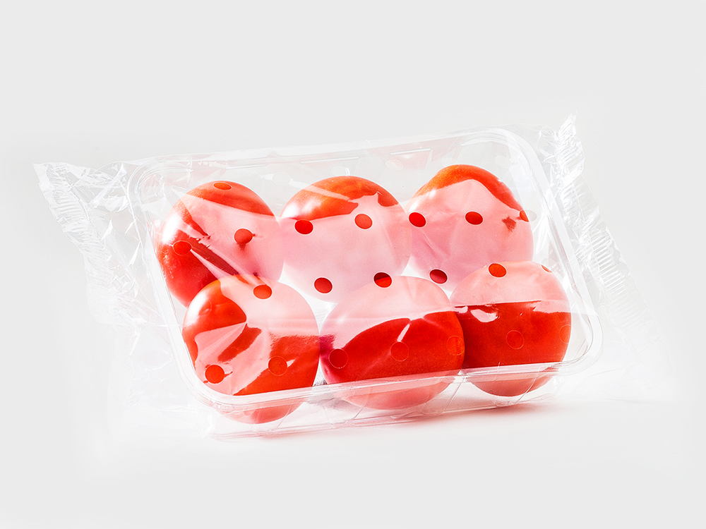 Tomaten im Tray, verpackt in transparenter Flowpack-Folienverpackung