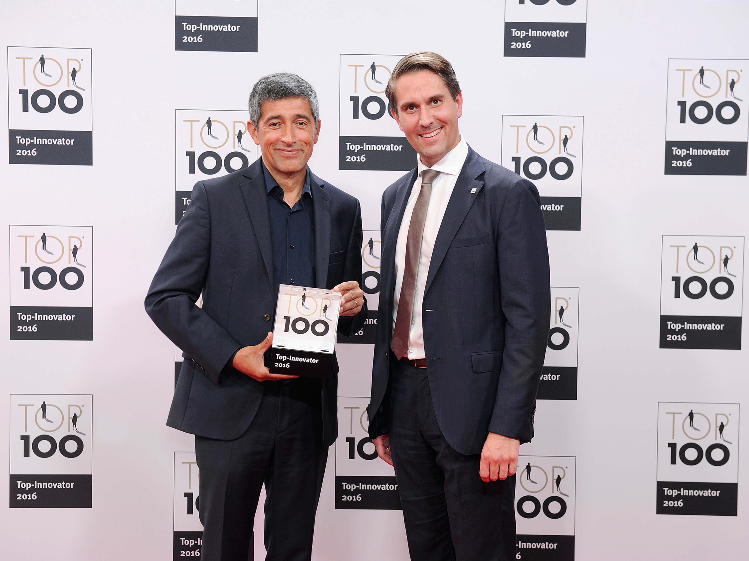 Abbildung von Preisübergabe "Top 100 Innovator 2016"