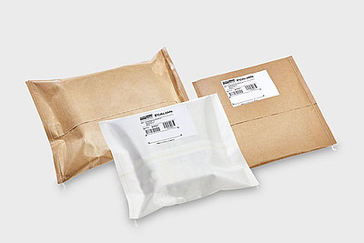Versandverpackung aus Papier mit zwei vernähten Seiten