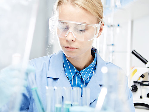Abbildung von Mitarbeiterin im Bereich Pharma- und Medizintechnik